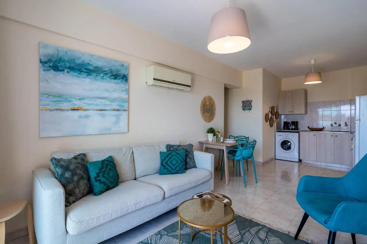 Sunny 2-Br Apartment In Mackenzie لارنكا 0*,