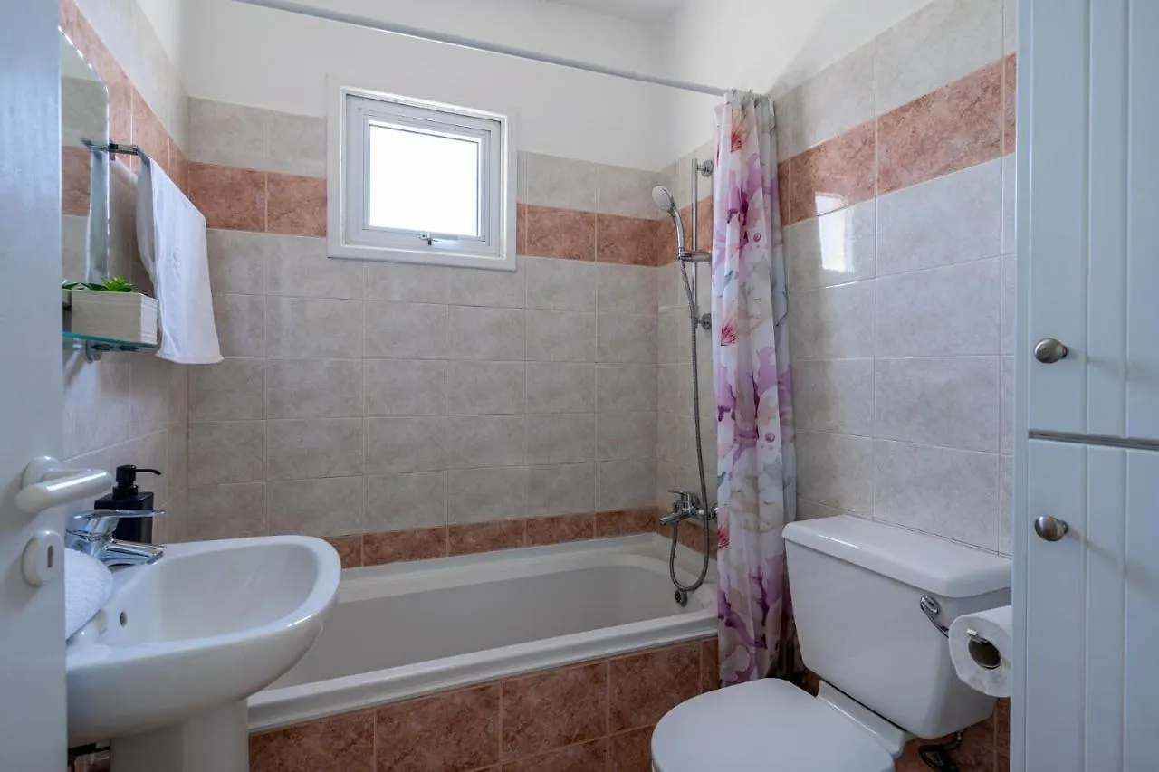 Sunny 2-Br Apartment In Mackenzie لارنكا قبرص