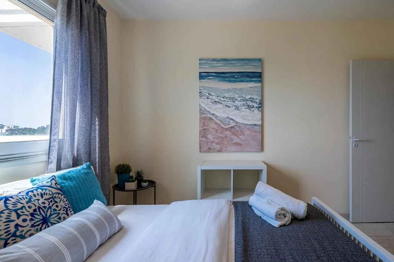 Sunny 2-Br Apartment In Mackenzie لارنكا